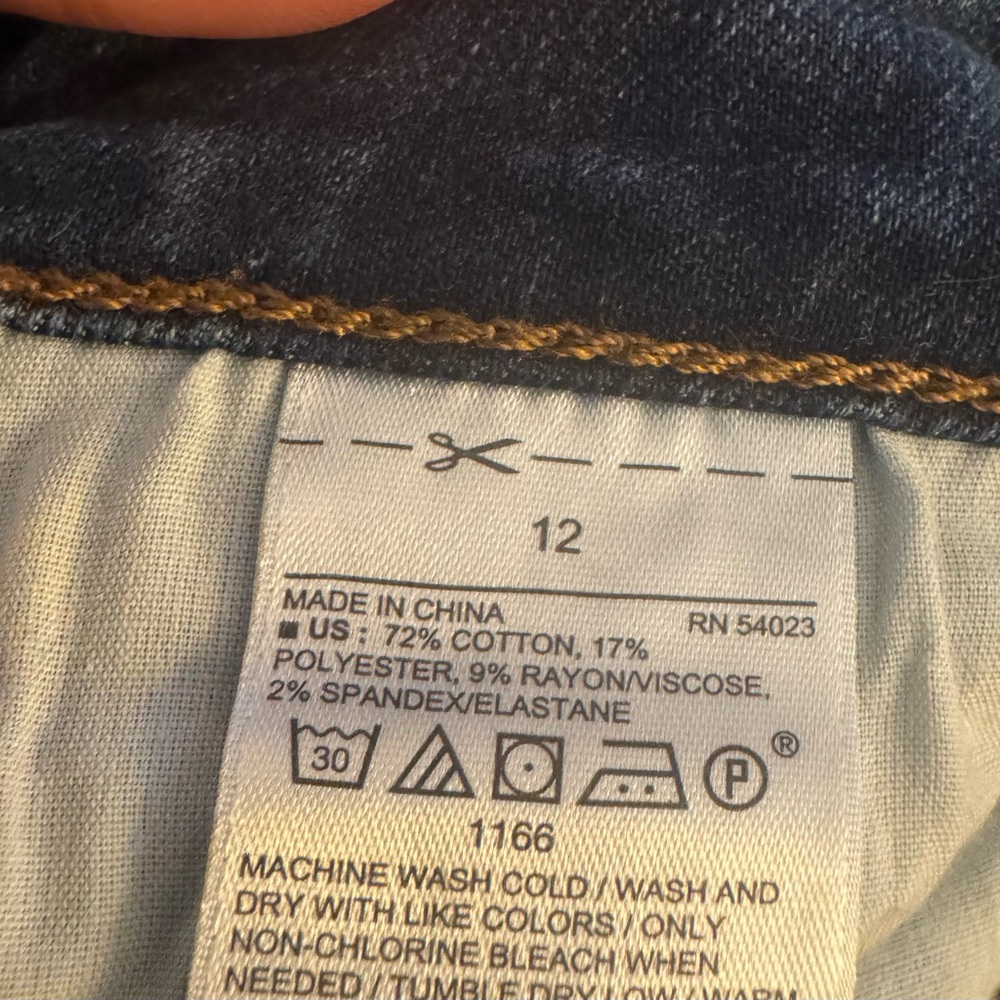 Old Navy Blue Jeans with Floral Embroidery - Picture 7 of 7